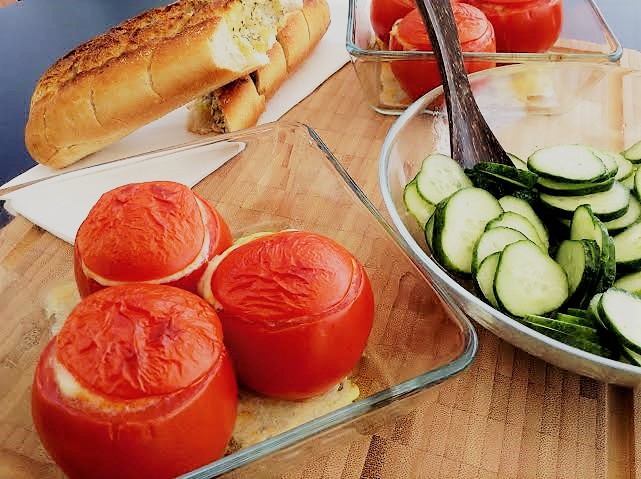 Grilovaná plněná rajčata s rozpečenou bagetou a okurkovým salátem