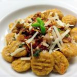 Dýňové gnocchi ze špaldové mouky se slaninou a parmazánem