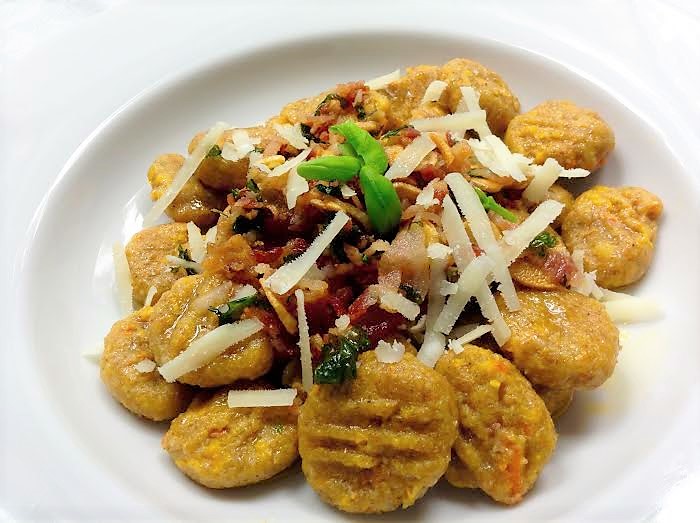 Dýňové gnocchi ze špaldové mouky se slaninou a parmazánem