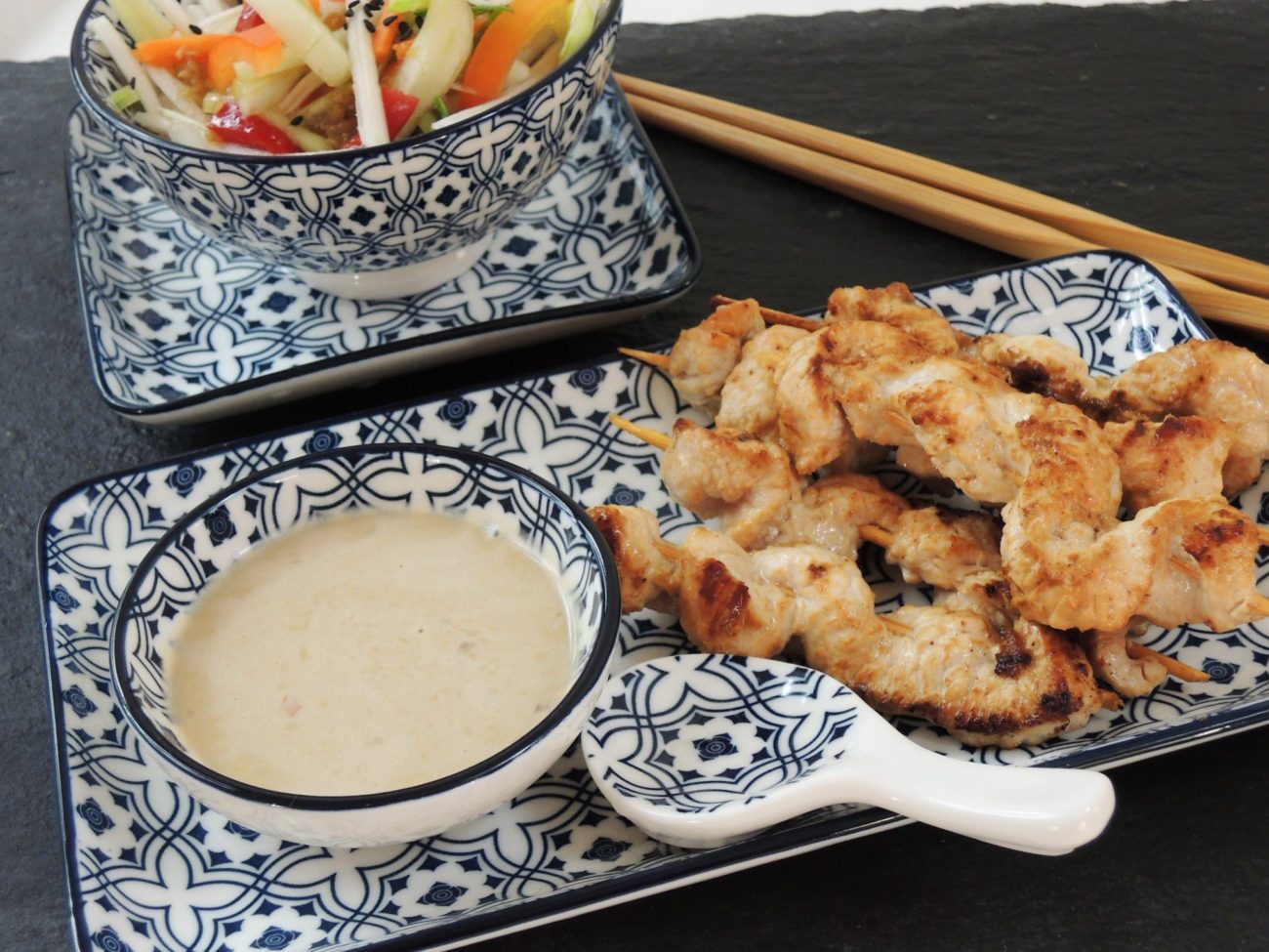 Krůtí satay s arašídovou omáčkou a salátem