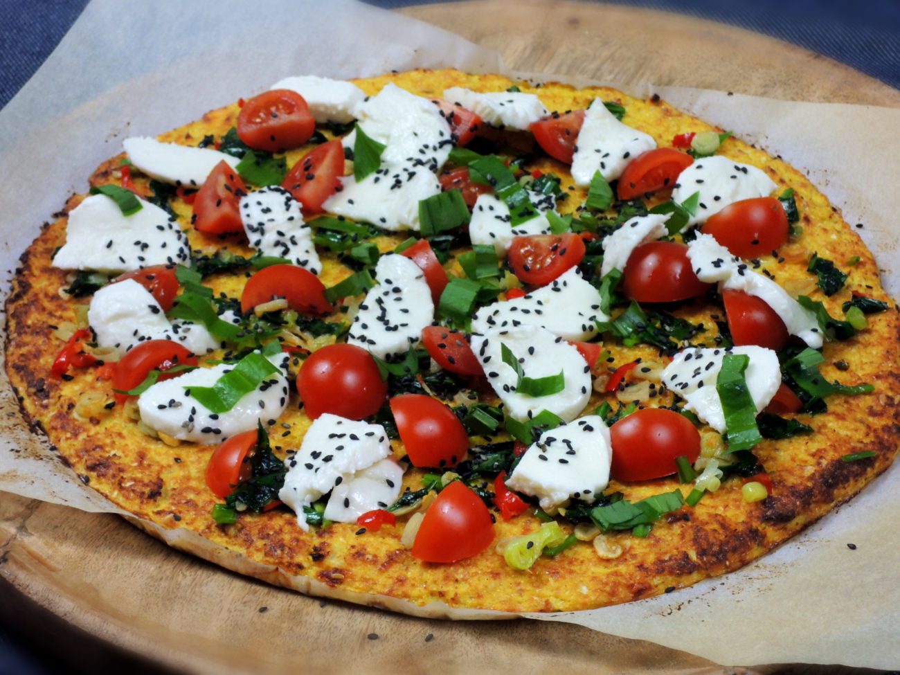 Květáková pizza s medvědím česnekem