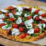 Květáková pizza s medvědím česnekem