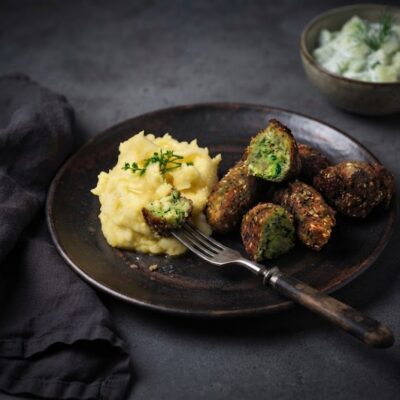 Cuketové krokety s parmazánem, bramborovou kaší a okurkovým salátem