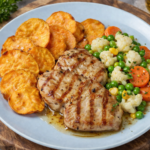 Krůtí medailonky s batátovými chipsy a máslovou zeleninou