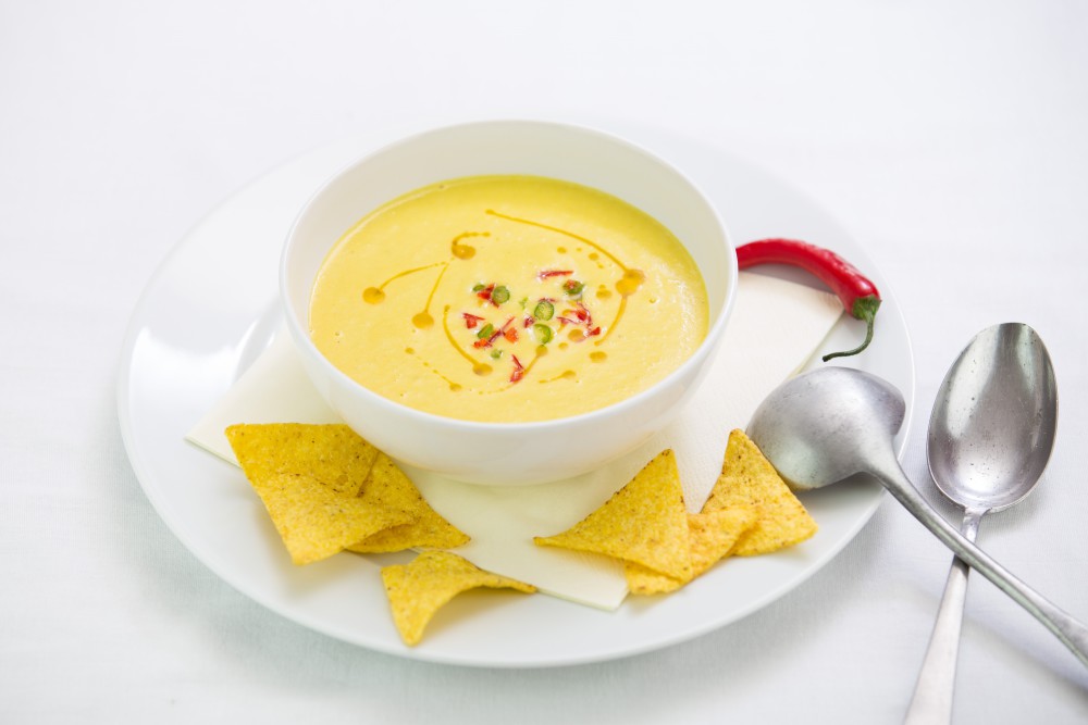 Kukuřičná krémová polévka s tortilla chipsy