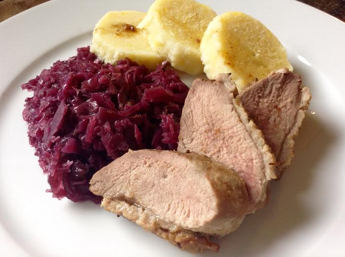 Pečená kachní prsa s červeným zelím a bramborových knedlíkem