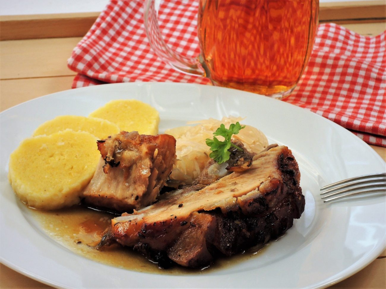 Pomalu pečený bůček se zelím a bramborovým knedlíkem