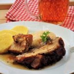 Pomalu pečený bůček se zelím a bramborovým knedlíkem