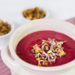 Krémová polévka z červené řepy s krutony z tofu