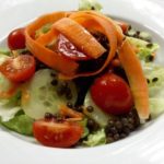 Zeleninový salát s černou čočkou