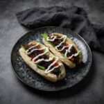 Hotdog s trhaným hovězím masem a karamelizovanou cibulí
