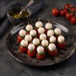 Italské párty špízy z mozzarelly a rajčátek s bazalkovým dipem