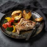 Krůtí steak s pečenými brambory a restovanou paprikou