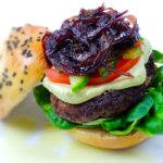 Hamburger s domácími bulkami a karamelizovanou cibulí