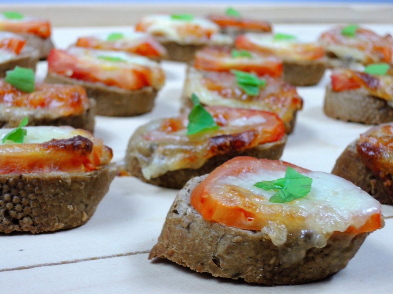 Italské toustíky s rajčaty a mozzarellou