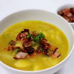 Bramborová polévka se zelím a restovanou slaninou