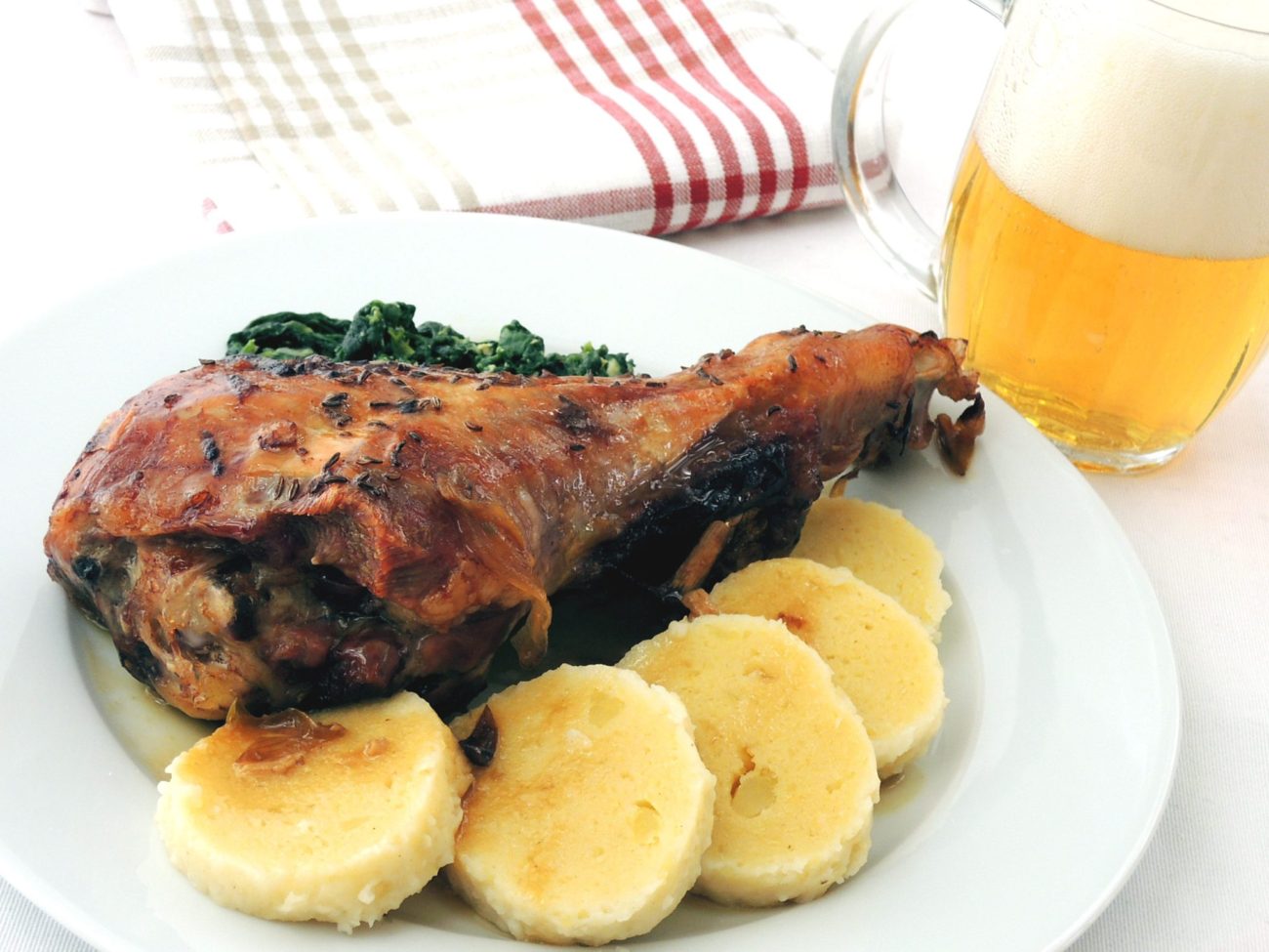 Pečené krůtí stehno se špenátem a bramborovým knedlíkem