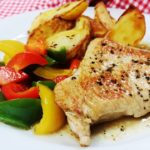 Krůtí steak s pečenými brambory a restovanou paprikou
