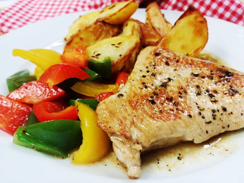 Krůtí steak s pečenými brambory a restovanou paprikou