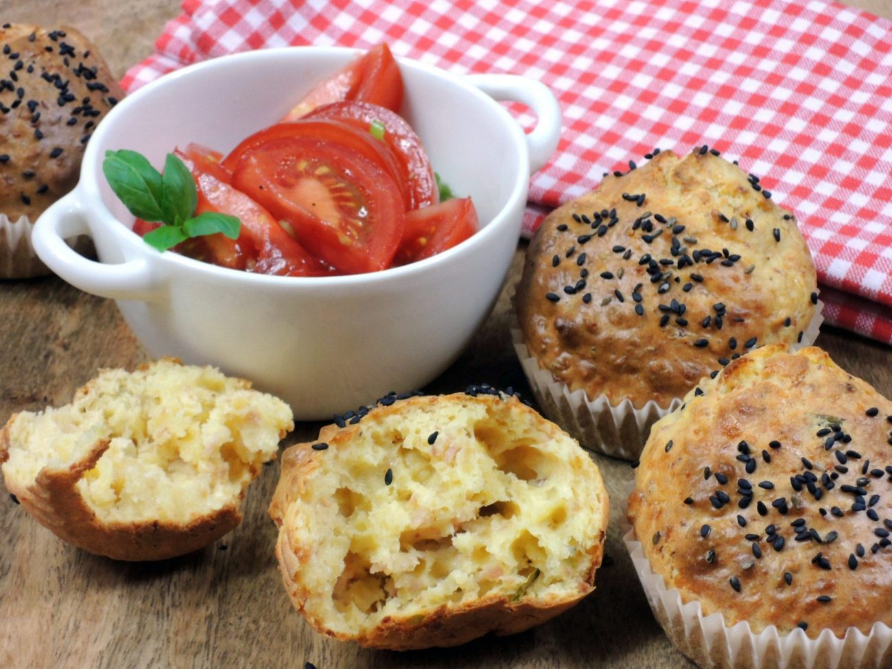 Sýrové muffiny s rajčatovým salátem