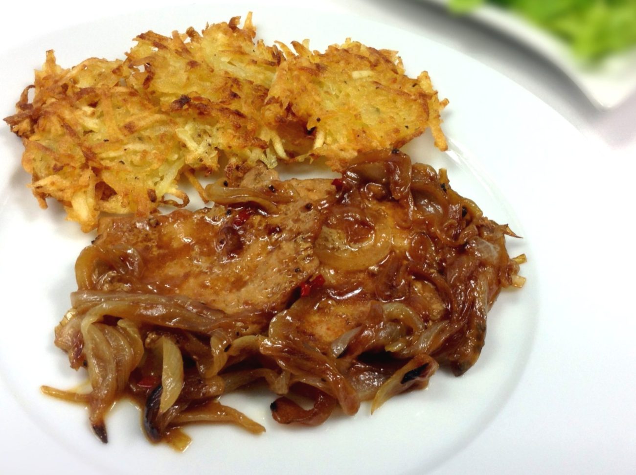 Vepřové kotletky na cibuli s bramborovými rösti