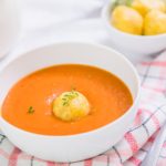 Rajčatová polévka s parmazánovými knedlíčky