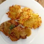 Vepřové plátky s cibulovou omáčkou a rösti