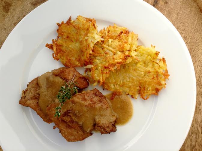 Vepřové plátky s cibulovou omáčkou a rösti