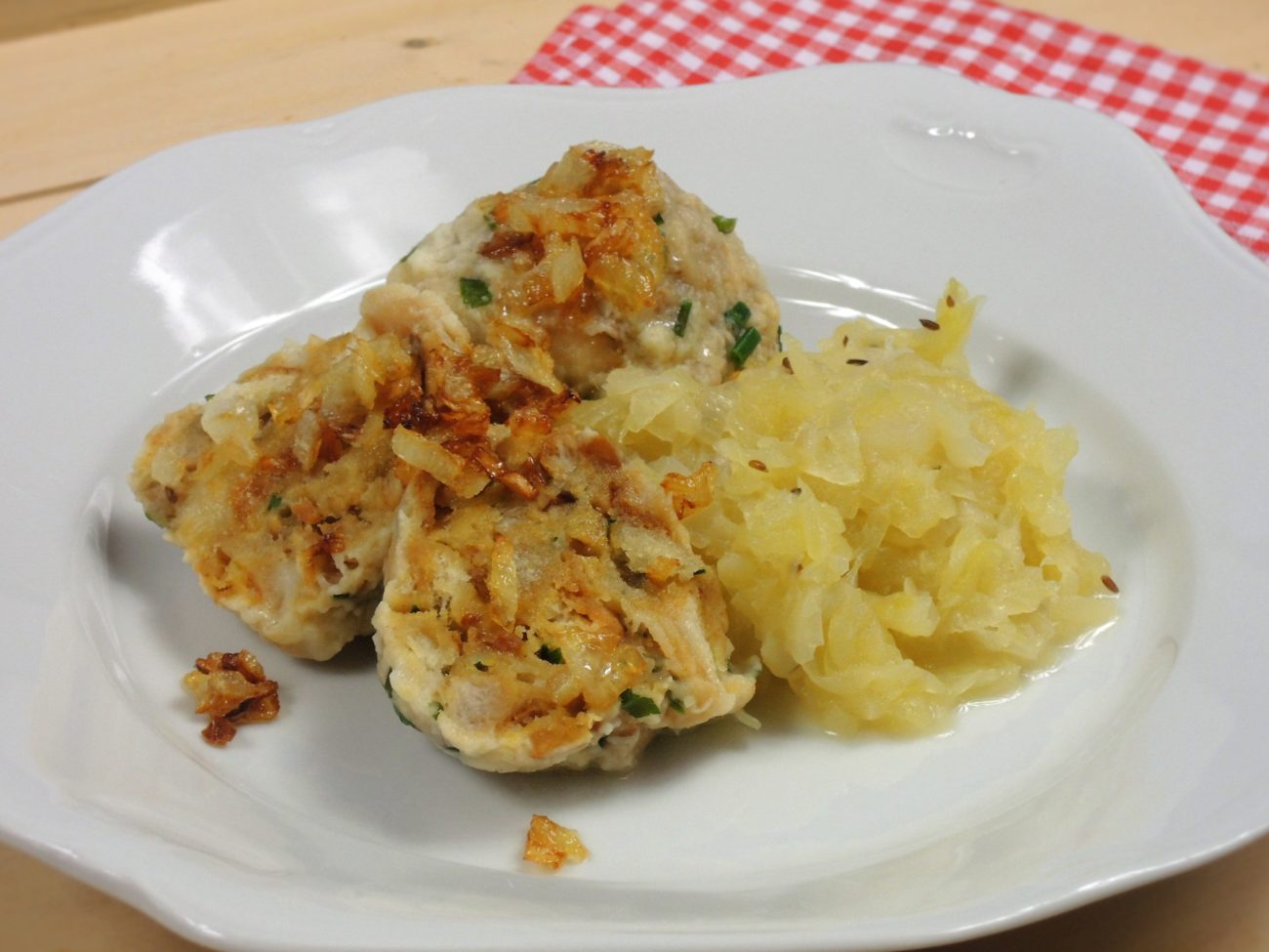 Vegetariánské „špekové“ knedlíky s cuketovým zelím
