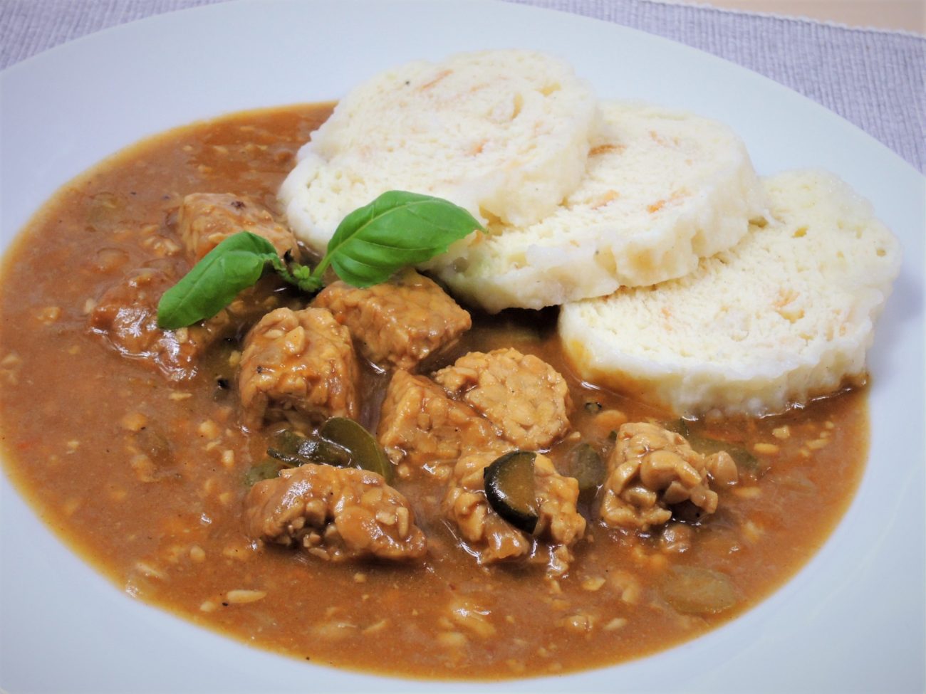 Vegetariánská znojemská z uzeného tempehu