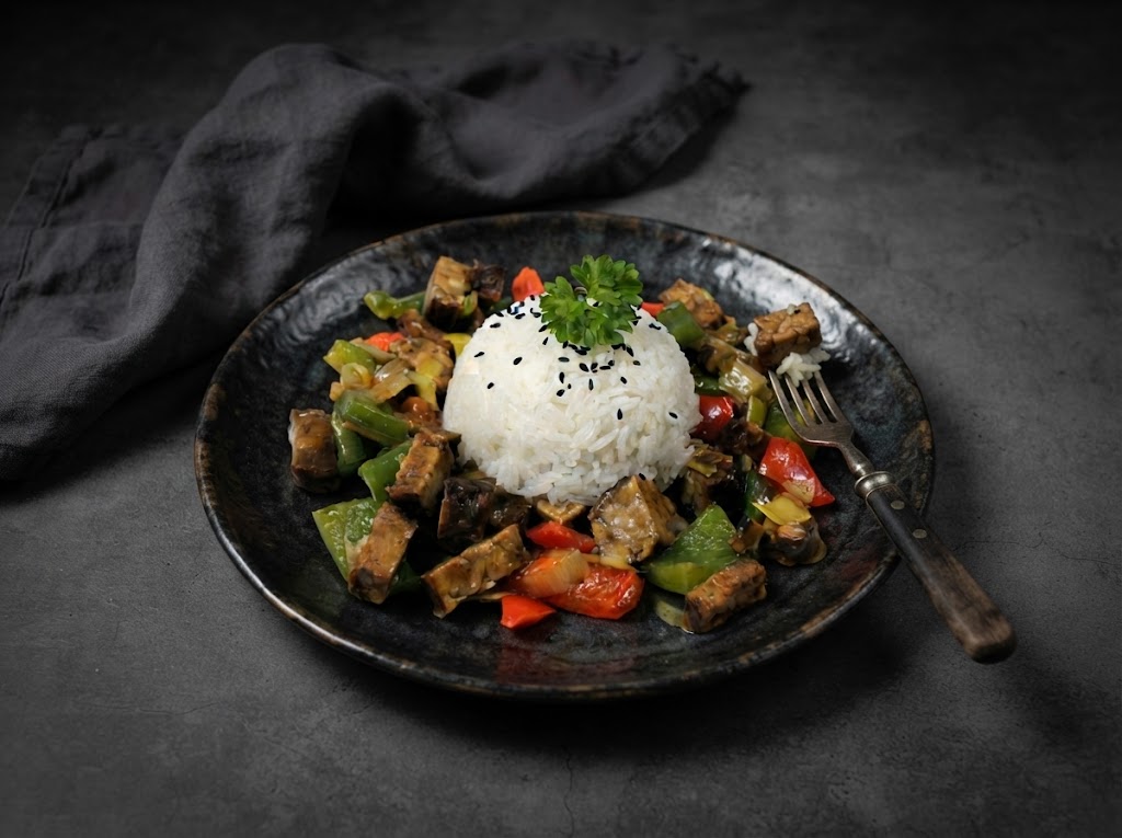 Uzený tempeh s restovanou zeleninou a rýží