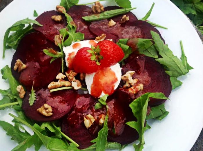 Carpaccio z červené řepy s jahodovým přelivem a čerstvým sýrem