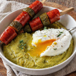 Hrachová kaše se ztraceným vejcem a uzeninovým špízem