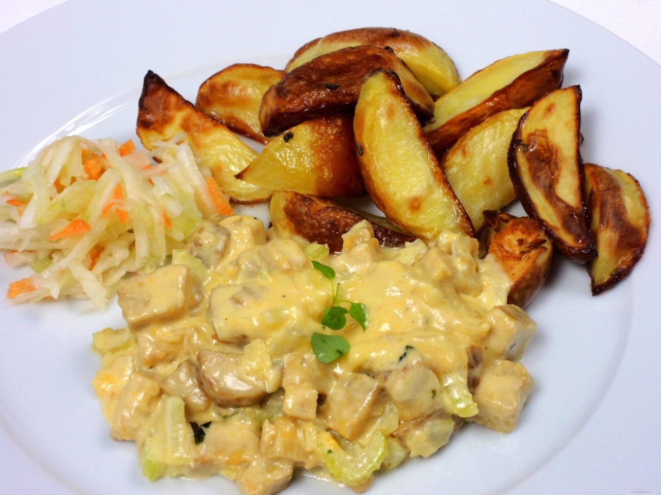 Tempeh na smetaně s pečenými brambory a zeleninovým salátem