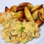 Tempeh na smetaně s pečenými brambory a zeleninovým salátem