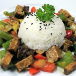 Uzený tempeh s restovanou zeleninou a rýží