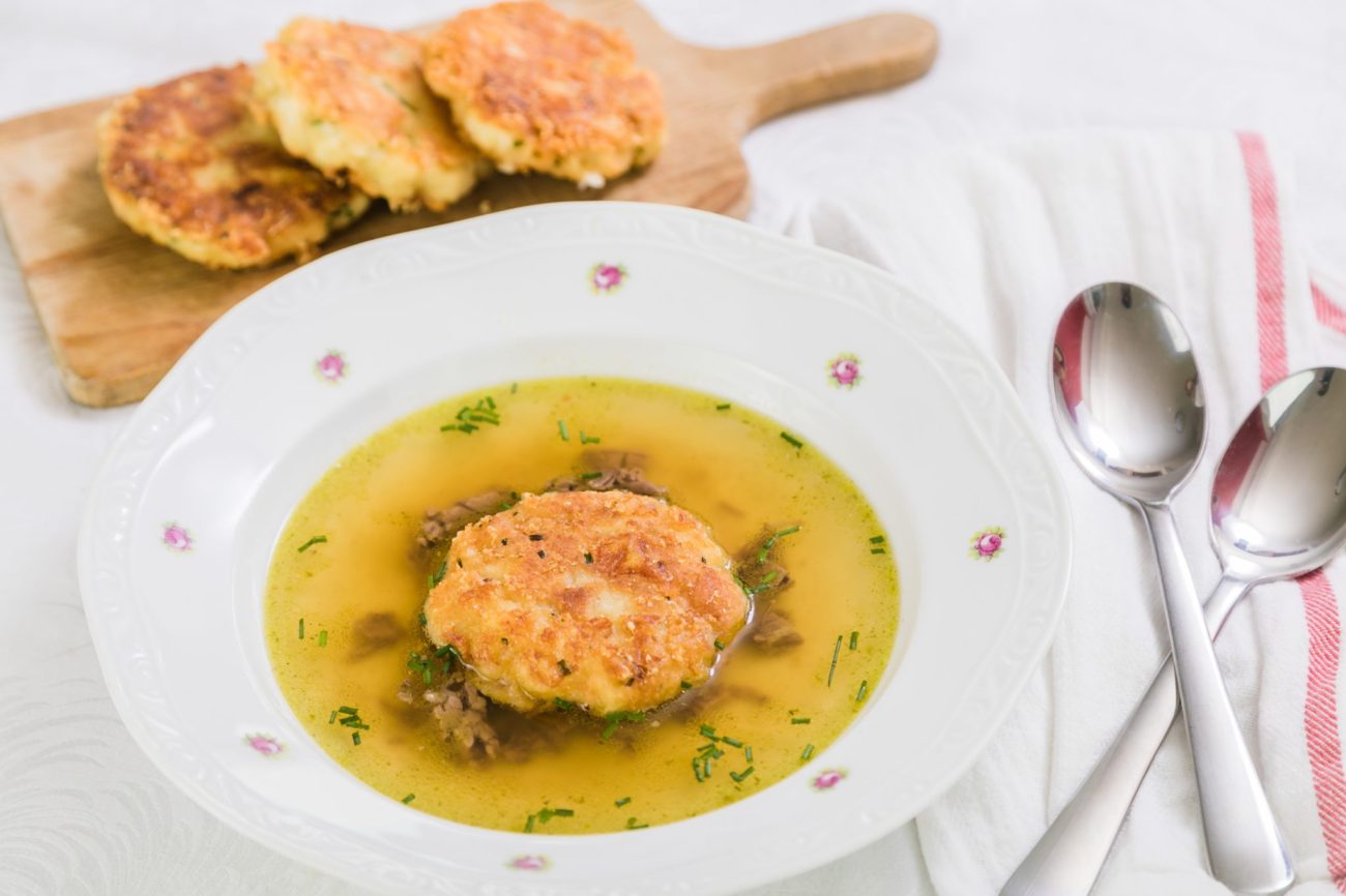 Krůtí vývar s tyrolským knedlíčkem Kaspressknödel
