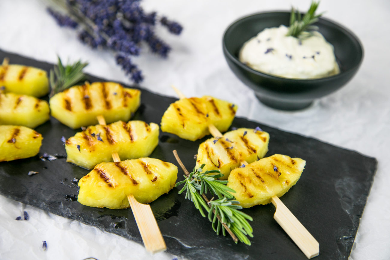 Grilovaný ananas s levandulovým dipem
