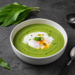Polévka z medvědího česneku se ztraceným vejcem