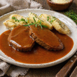 Srnčí kýta se šípkovou omáčkou a karlovarským knedlíkem