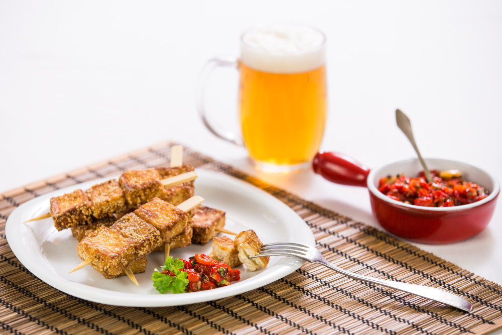 Tofu špízy s tapenádou z červených paprik