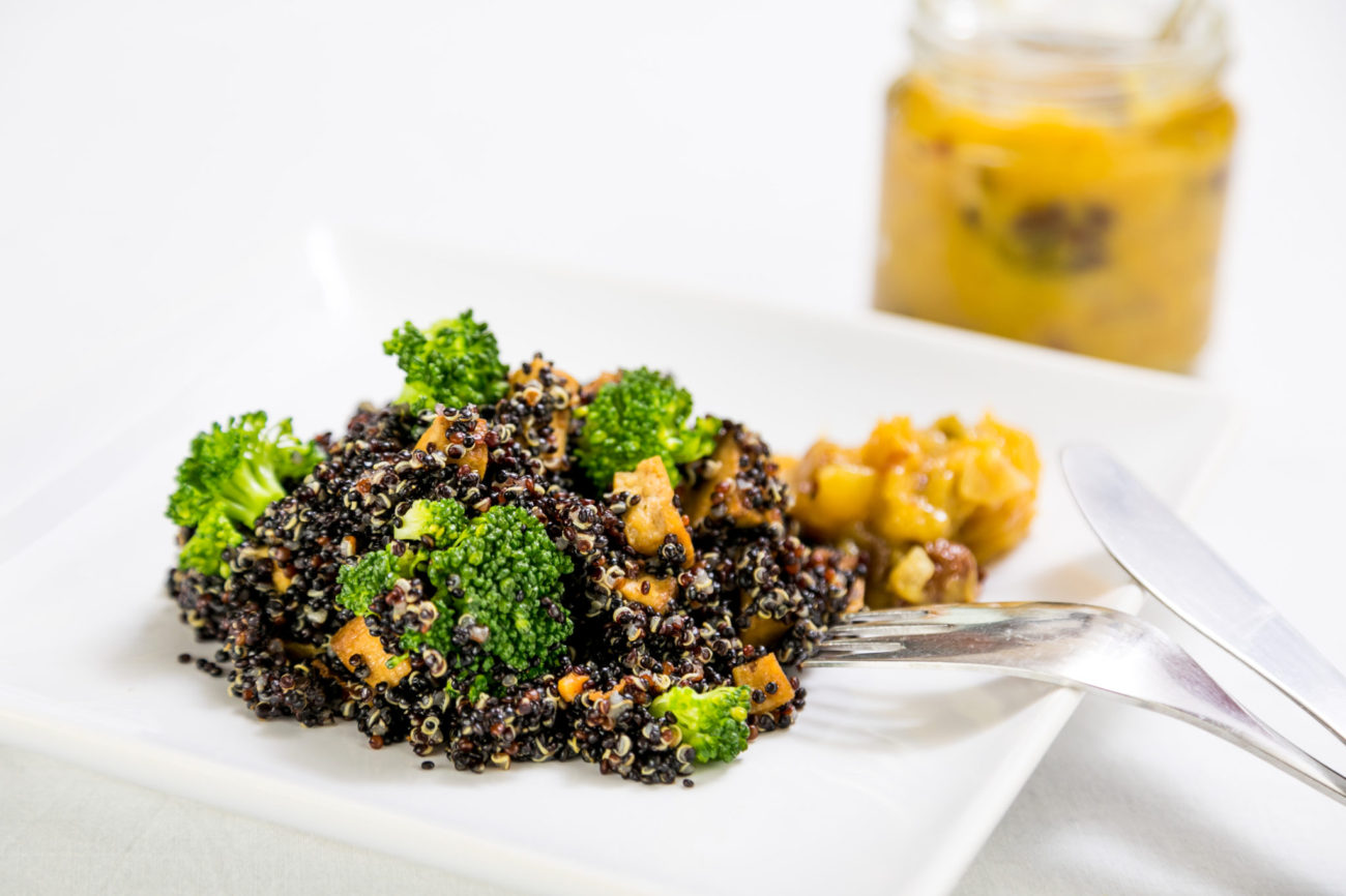 Quinoa s tofu a pikantním mangovým čatní