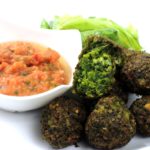 Kadeřávkové krokety s rajčatovým dipem