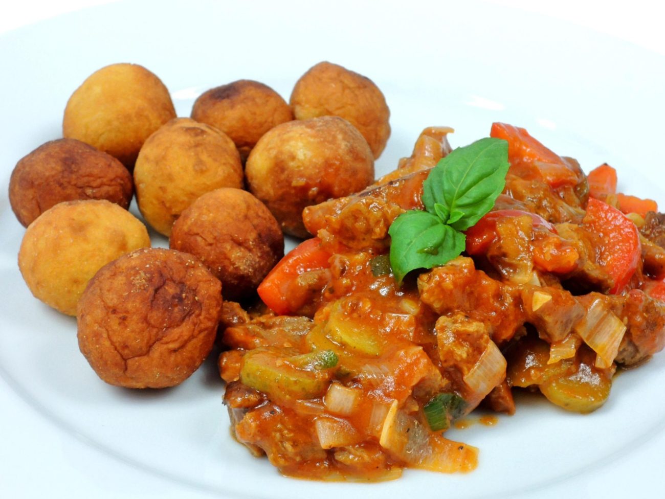 Pikantní vegetariánská směs s batátovými kroketami
