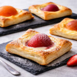 Koláčky z listového těsta s pudinkem a ovocem