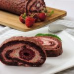 Roláda z červené řepy s kokosovým krémem a malinami