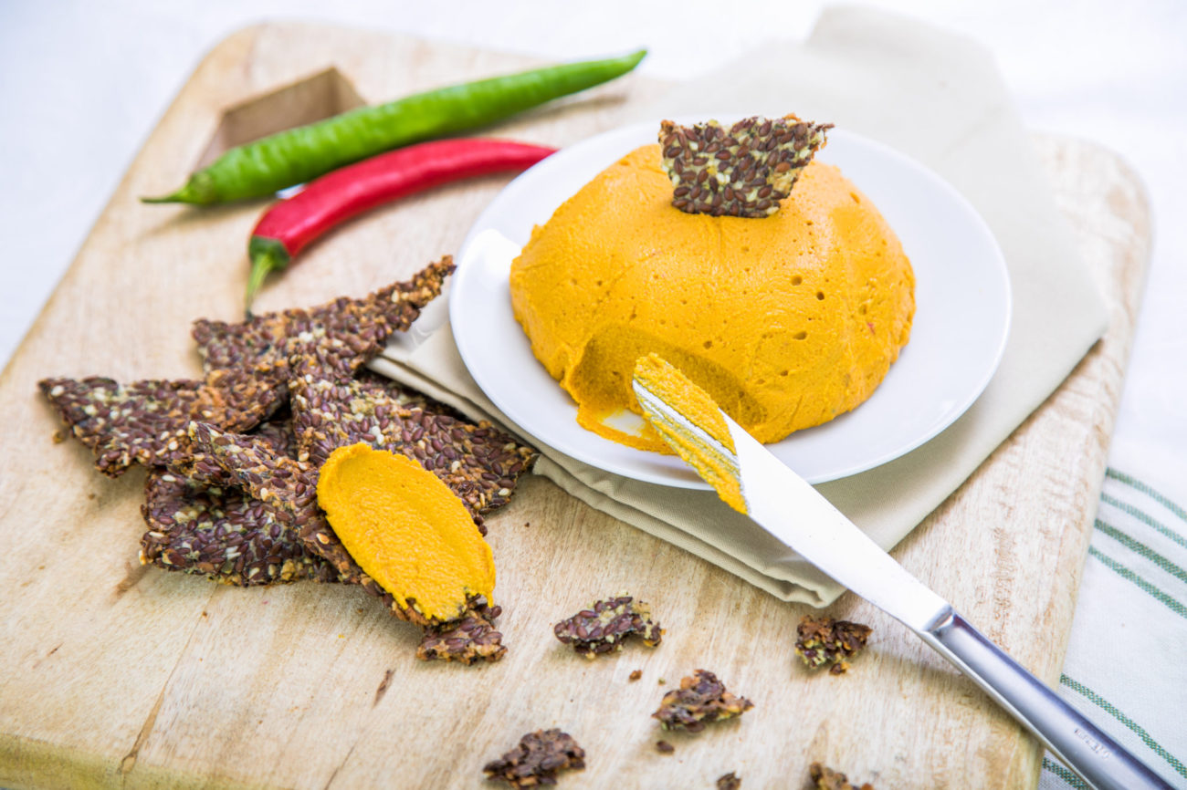 Veganský sýr se lněnými krekry