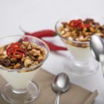 Jogurt s chilli oříšky