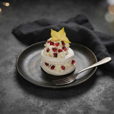 Mini Pavlova se šlehačkou, granátovým jablkem a karambolou