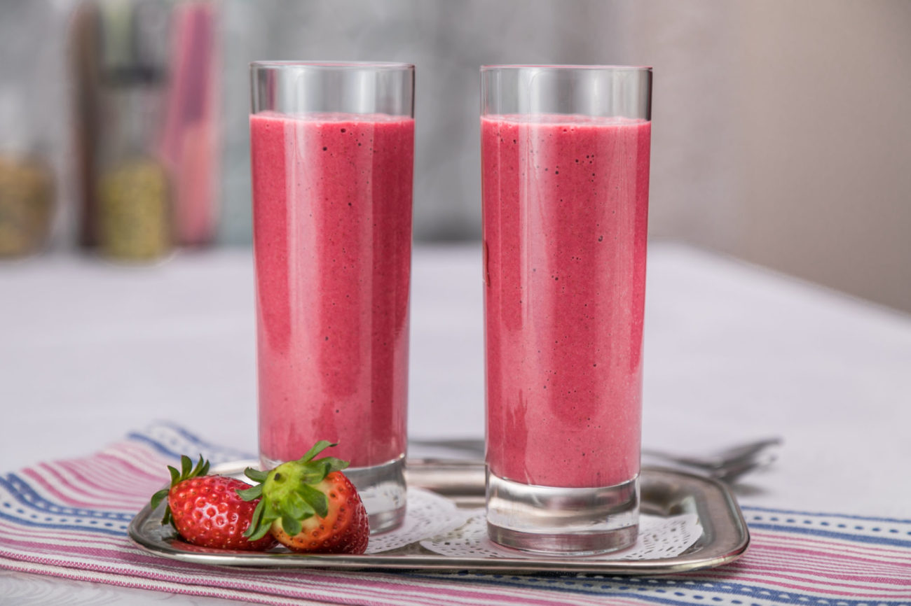 Červené smoothie z mandlového mléka